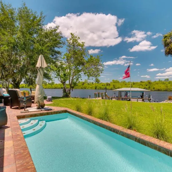Riverfront Florida Studio with Pool and Hot Tub Access、La Belleのホテル