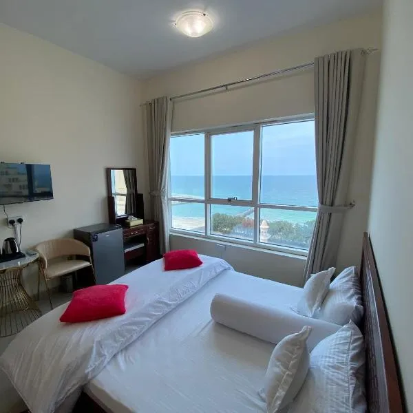 Family rooms with beach view, hôtel à Al Ḩamrīyah