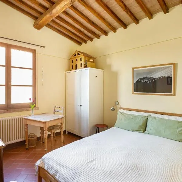 Cozy room at Podere Noceto โรงแรมในGrotti