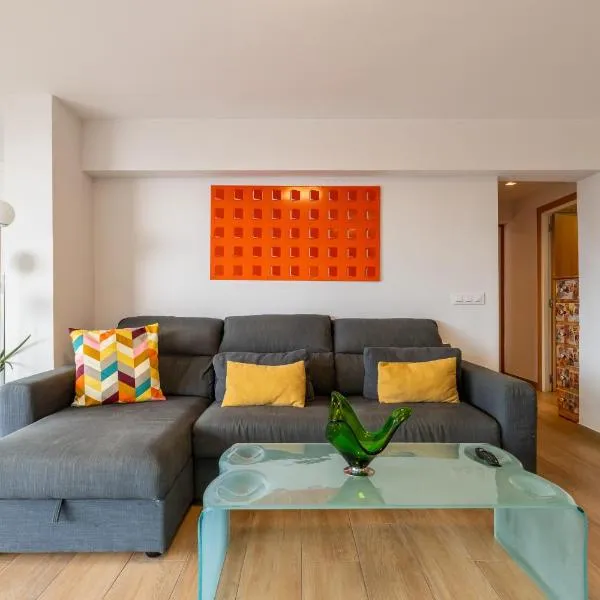 Luxury Designer Beach Front Two Bedroom Apartment, hotel v destinaci Salou