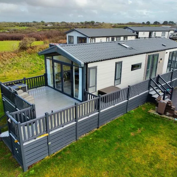 Lodge with sea & country views, hotel v destinaci Newquay