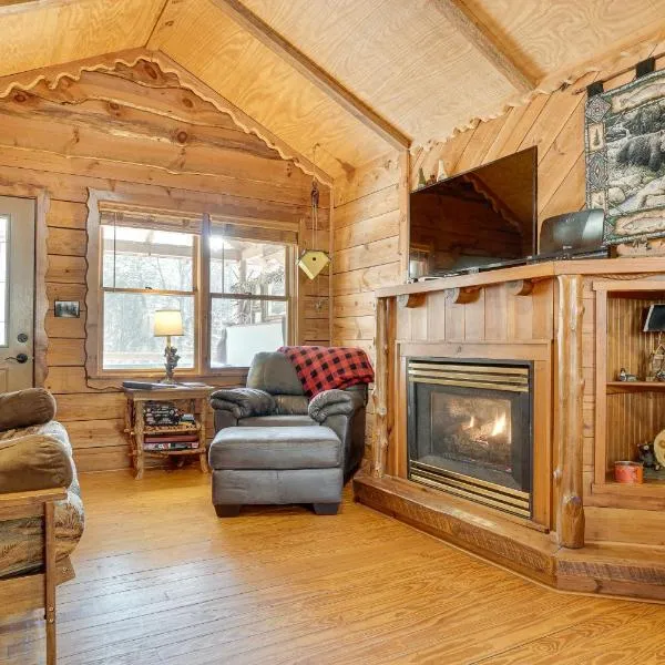 Secluded Family Retreat in Dahlonega with Hot Tub!, hotel in Dahlonega