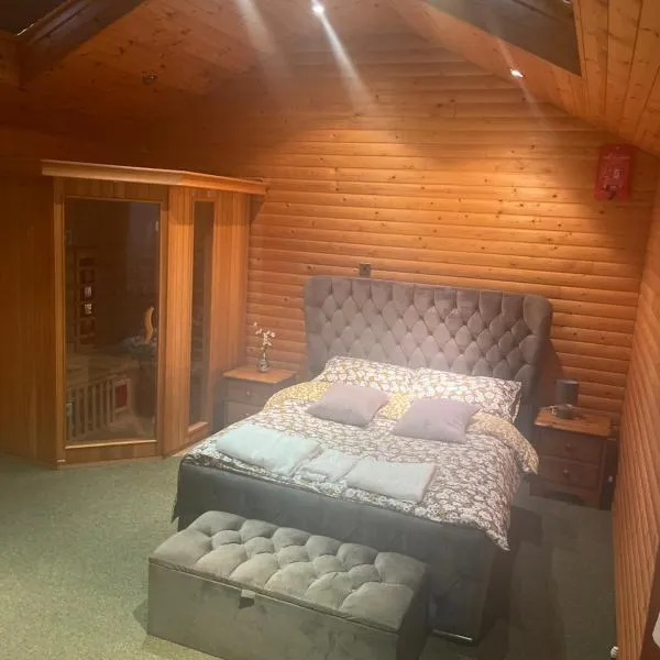 The Snug - Luxury En-suite Cabin with Sauna in Grays Thurrock, hotel in Grays Thurrock