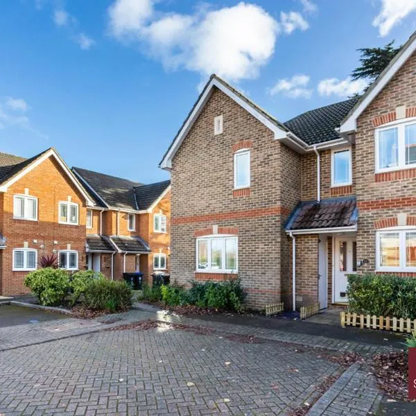 Woking 2 Bedroom House Parking Garden, готель у місті Brookwood