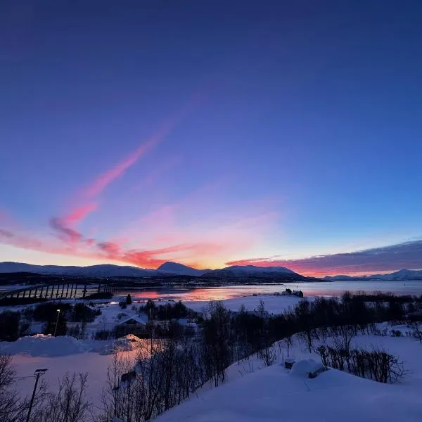 Leilighet med 1 soverom i Tromsø/Kvaløysletta med flott beliggenhet og god utsikt. Kort vei til flyplass., hotel in Kvaloysletta