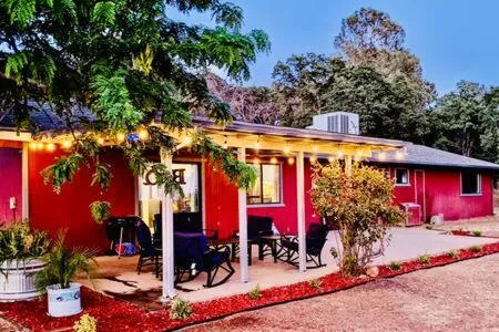 Yosemite Elements Sleeps 12 Pet Friendly Views, hotel a Coarsegold