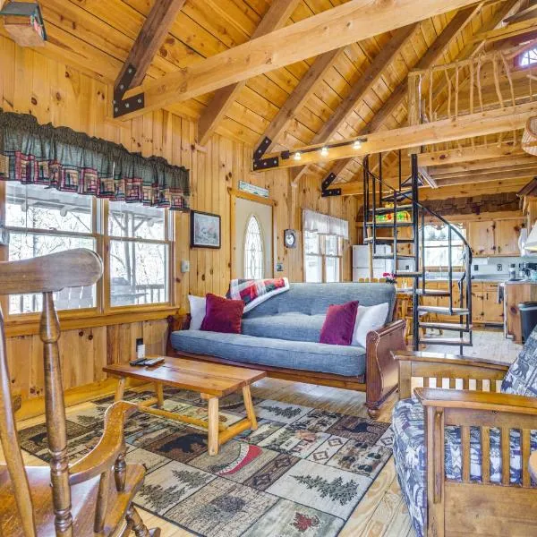 Quaint Dahlonega Cabin with Cavenders Creek Access!, hotel in Dahlonega