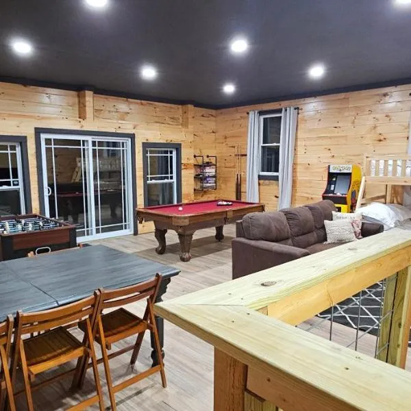 GameRoom, HotTub, Piano, 5mi to OldManCave - Hocking Hills Copper House, hotel in Laurelville