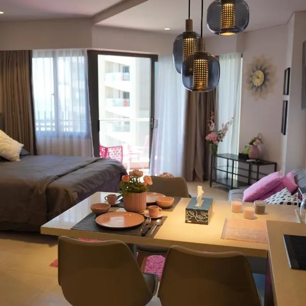 Dominiks Modern pink Studio Balcony & Ocean View Balcony 11 Floor Fast-Wifi at Tambuli Resort, hotell i Maribago
