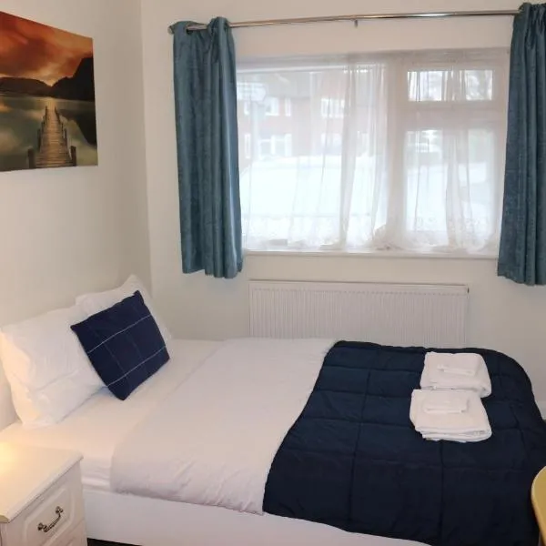 EnSuite Master Bedroom, private bathroom, inside family home, walking distance to Harry Potter, hotel di Leavesden Green