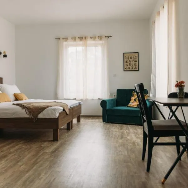 Hiša na Ravnah: Pišece şehrinde bir otel