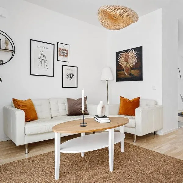 Luxurious newly built villa with patio and private parking, hotel v destinaci Sigtuna