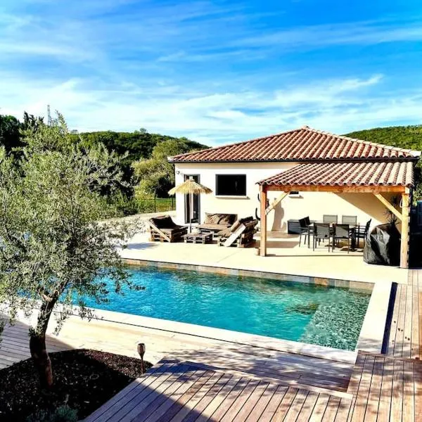 Mas LAOME Villa proche d'UZÈS, hotel i Saint-Just-et-Vacquières