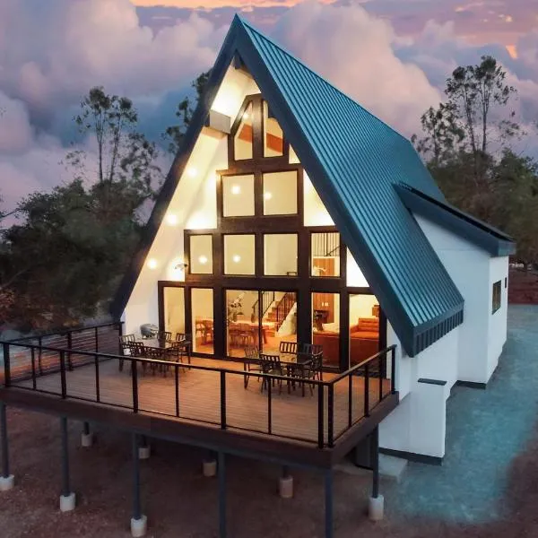 High End A-Frame - Hot Tub - Awesome Views - Yosemite - Electric Vehicle Friendly - Sleeps 10, hotel in Oakhurst