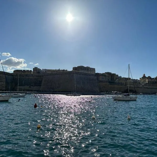 Traditional Maltese Sea View Apartment、Kalkaraのホテル