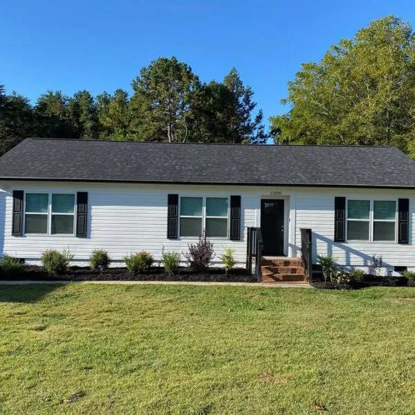 Huntersville House 3 bedrooms 2 Baths，位于亨特斯维尔的酒店