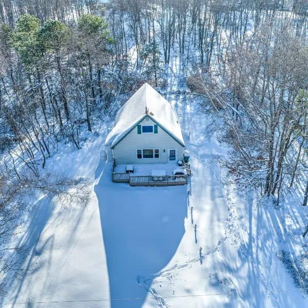 The Sage Chalet in Emerald Lakes, Poconos!, hotel di Long Pond