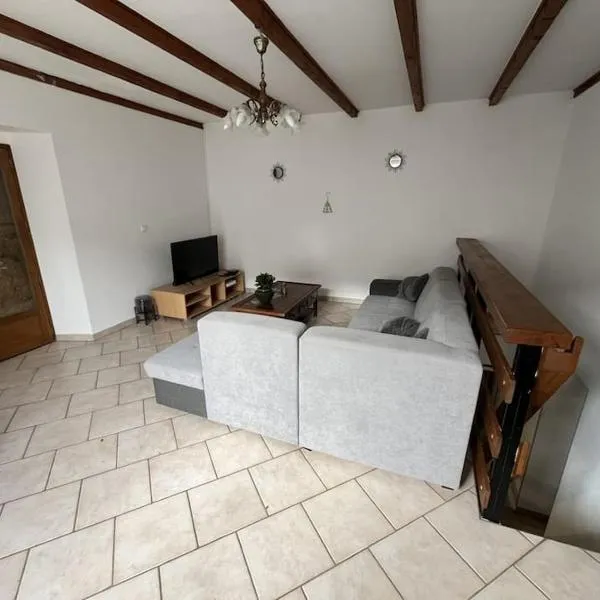 Maison proche de la campagne au calme 7-8 personnes, hotel in Cambon
