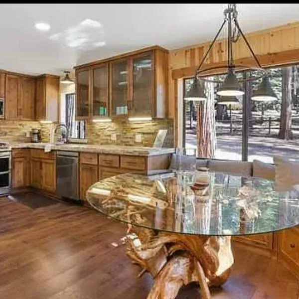Cozy Cabin Retreat, hotel in Ponderosa