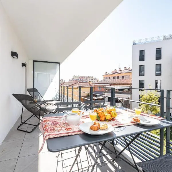 Queen Riviera : climatisation, parking, terrasse, hotel in Menton