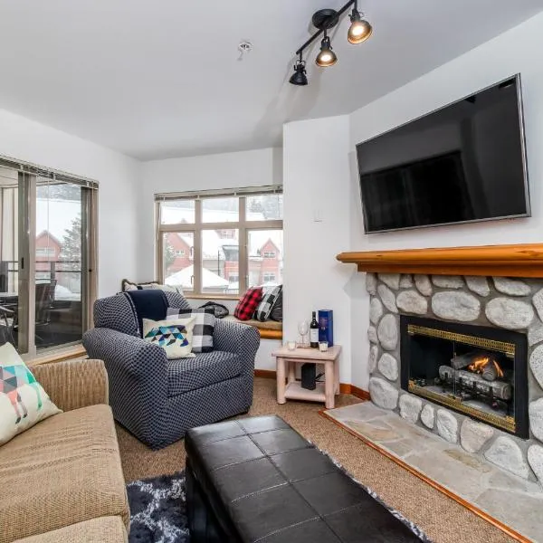 Creekside Slopeside 1BR with pool, hot tub, BBQ, hotel v destinaci Whistler