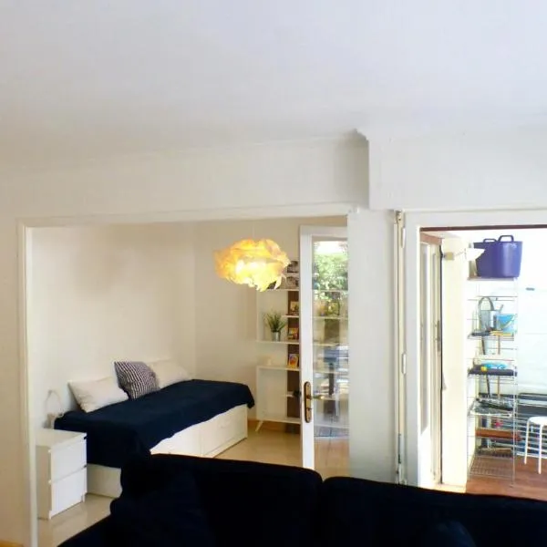 Spacious cocoon with nice garden close to the sea, hotel v destinaci Sanary-sur-Mer