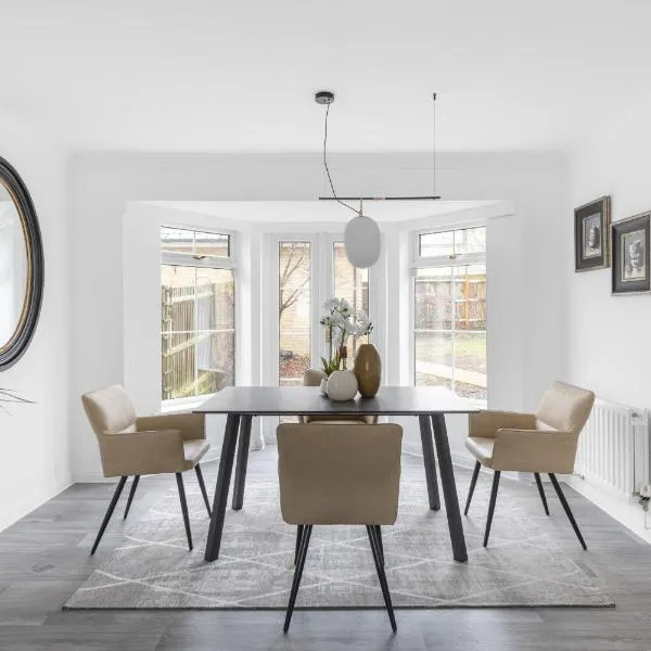 Luxurious 3 Bed House with Free Parking in Braintree, Close to the Train Station & City Centre, hotel in Braintree