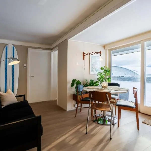 Stunning view apartment in Ålesund with free parking, hotel in Syvik