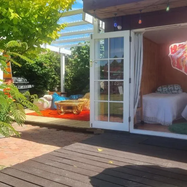 Delightful 1 bedroom tiny house, with retro Poptop, hotell sihtkohas Granity