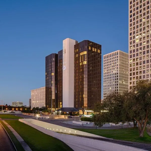 DoubleTree by Hilton Hotel Houston Greenway Plaza, hotel in Charter Bank Building Heliport