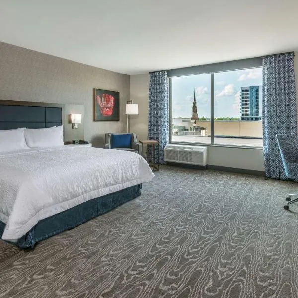 Hampton Inn & Suites Fort Wayne Downtown โรงแรมในฟอร์ตเวน