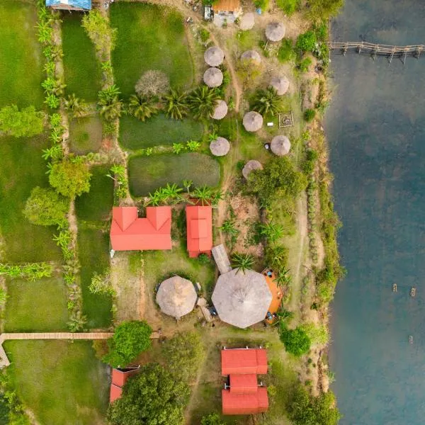 BOLAVEN GARDEN Bungalow and tent - Tad Lo, hotel v destinaci Ban Kiangtat