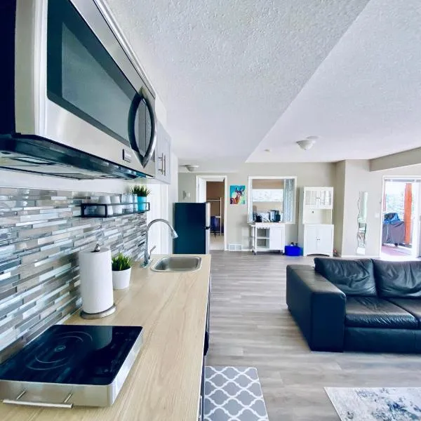 Private, Spacious, & Bright Home, hotel di Calgary