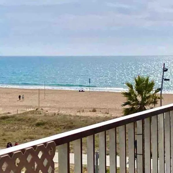 BEACHFRONT APARTMENT Castelldefels, hotel in Castelldefels