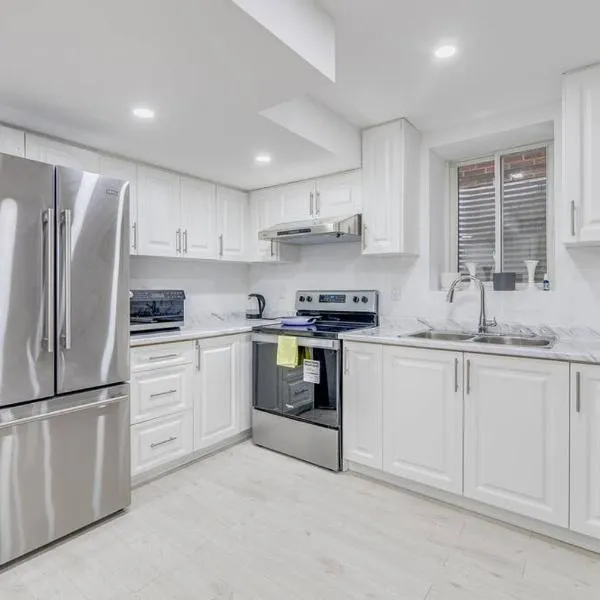 Hidden Gem: Spacious Basement, hotel in Milton