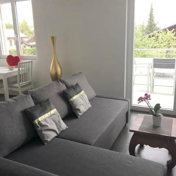 Modern little gem close to lake Thun, hotel v destinaci Reutigen