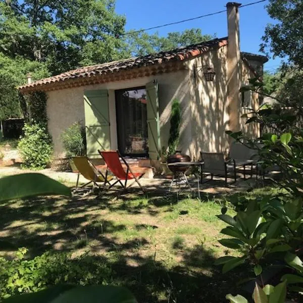 Petit mas provencal meublé de tourisme 3 étoiles - 3 pers 1 piece 30 m2 tout confort lisière foret jardin Jacuzzi Piscine、Saint-Paul-en-Forêtのホテル