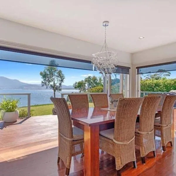 Casa Con Vista Luxury Waterfront Home, Sleeps 10, hotel in Hobart