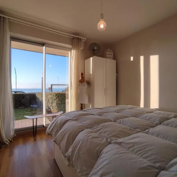 Idéal en amoureux, vue mer et jardin ! Appartement lumineux à Tharon-Plage, hotel in Saint-Michel-Chef-Chef