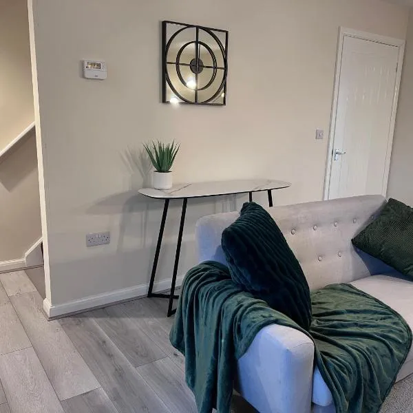 SwiftStayUK - 3-Bed fully furnished house near Wolverhampton, Walsall, Cannock - Contractors & Professional workers & Leisure: Burntwood şehrinde bir otel