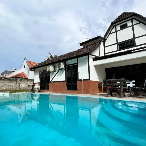 Viesnīca Private Pool Villa Lot 872 - Fong Homestay pilsētā Kampong Alor Gajah