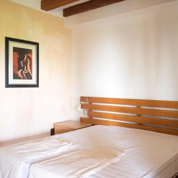 Private Room close to Beautiful Parma, hotel v destinaci Montechiarugolo