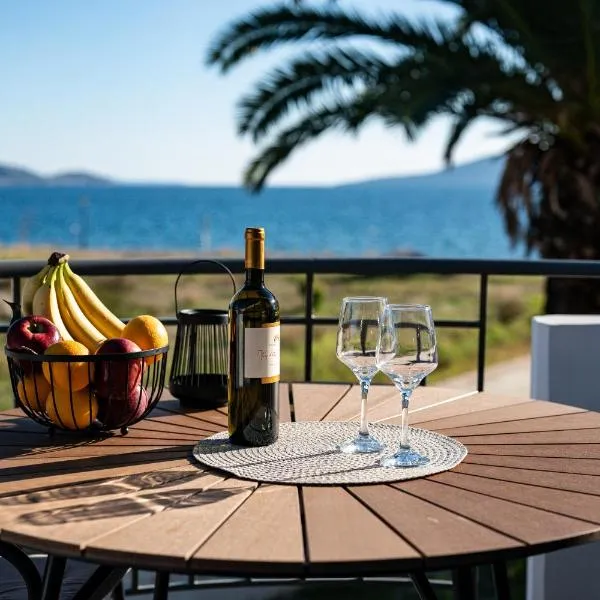 Deluxe Seaside Condo for 6, hotel v destinaci Kandia