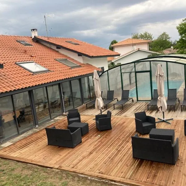 Gîte Bassin d'Arcachon, piscine couverte chauffée, hotel in Gujan-Mestras
