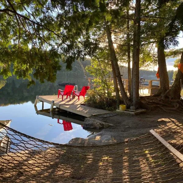 Serendipity Hideaway Spring Lakefront Gem SUPs & Boats - Firewood Included, 10 on 10, hotel a Chertsey