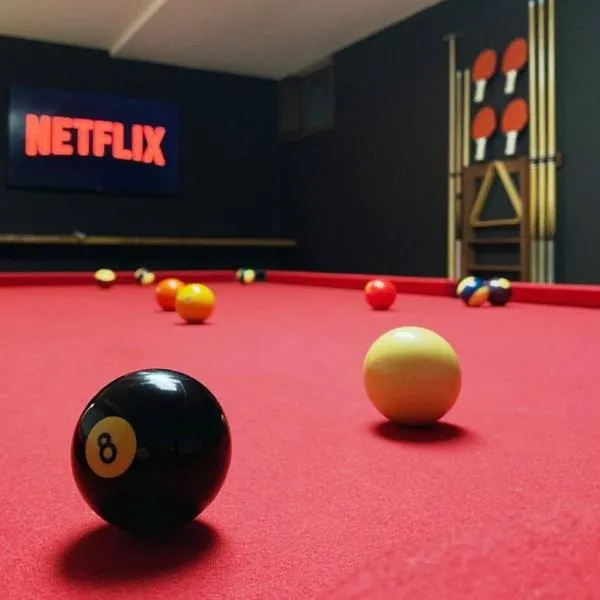 King Beds, Sleeps 11, *Entertainment Included!*, hotel in Burnsville