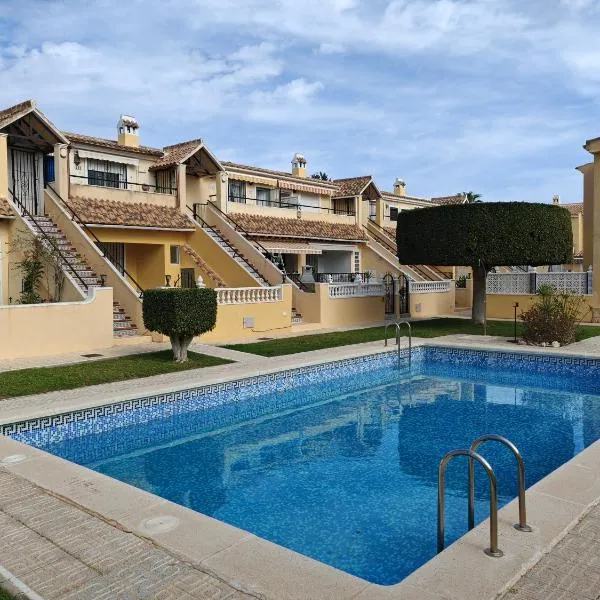 Sandy Bunker 2 bed apartment and pool, hotell i Torremendo
