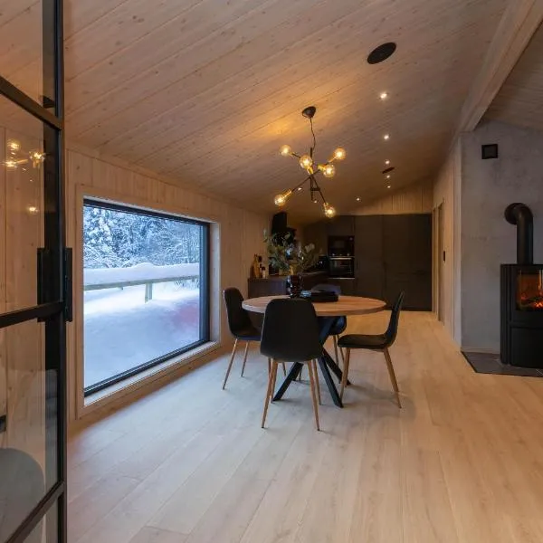 High standard cabin in a quiet area in the bossom of nature near Flå, hotel in Eggedal