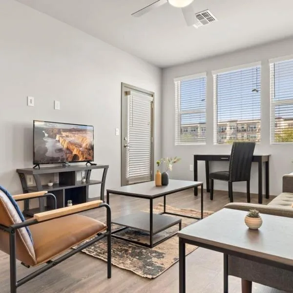 Stunning Westgate CozySuites by stadium with pool 10, khách sạn ở Glendale