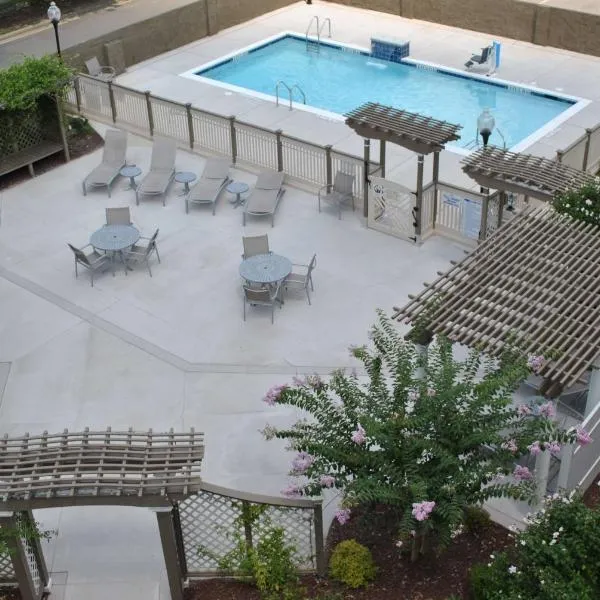 DoubleTree by Hilton Fayetteville، فندق في Judson